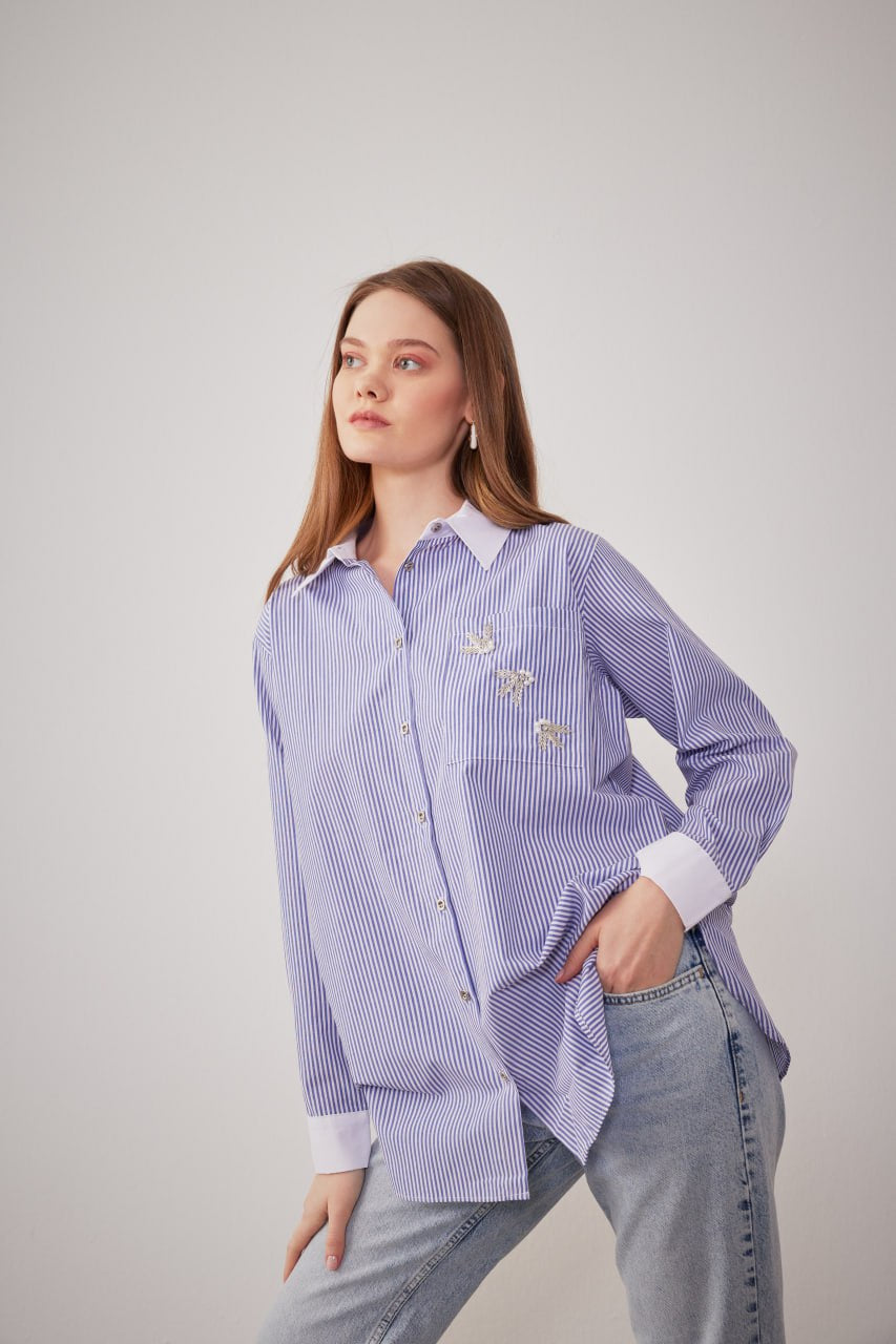 Women strille white and blue shirt