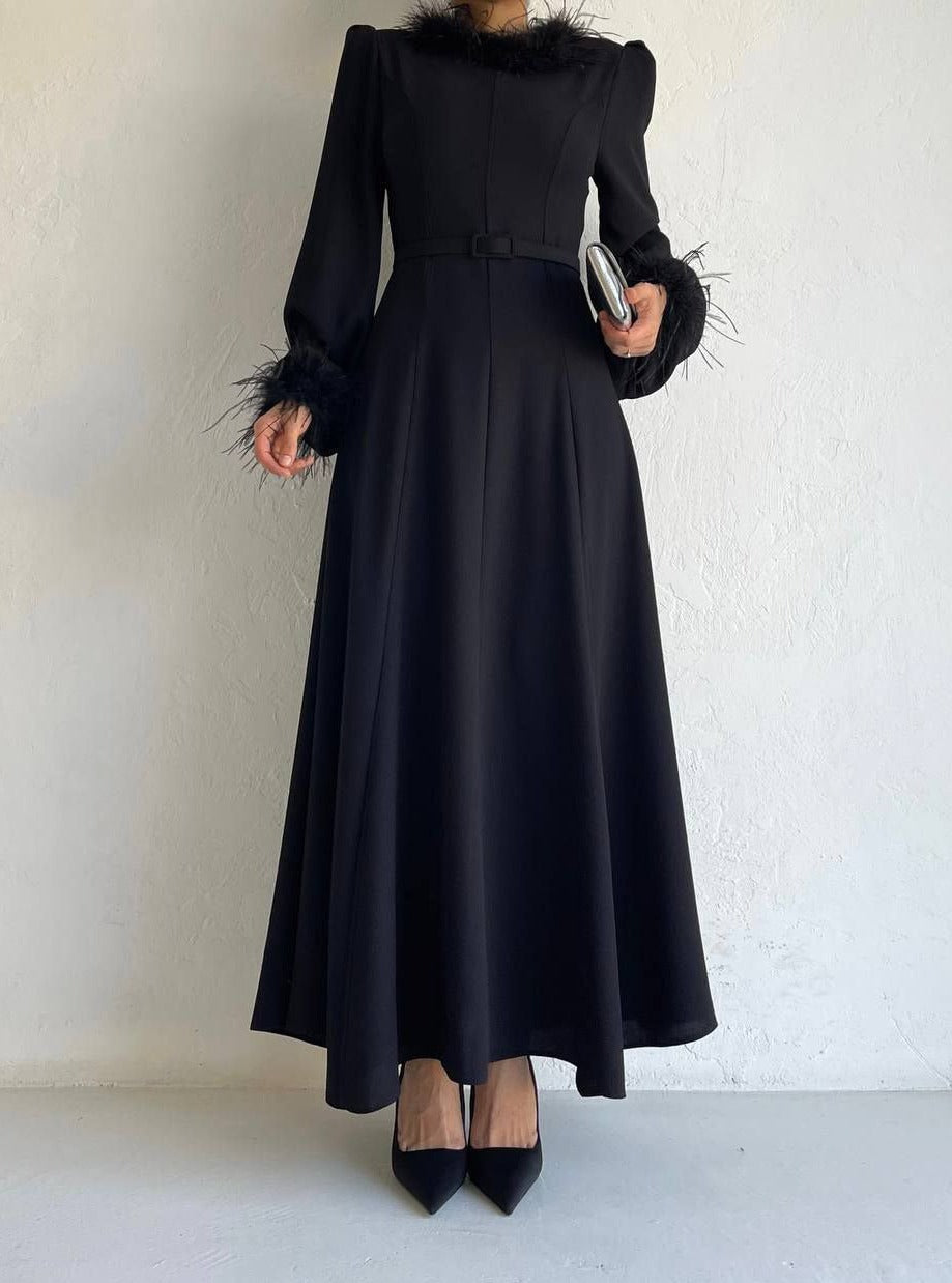 Elegant Dress - Long sleeve with feathers on the sleeves