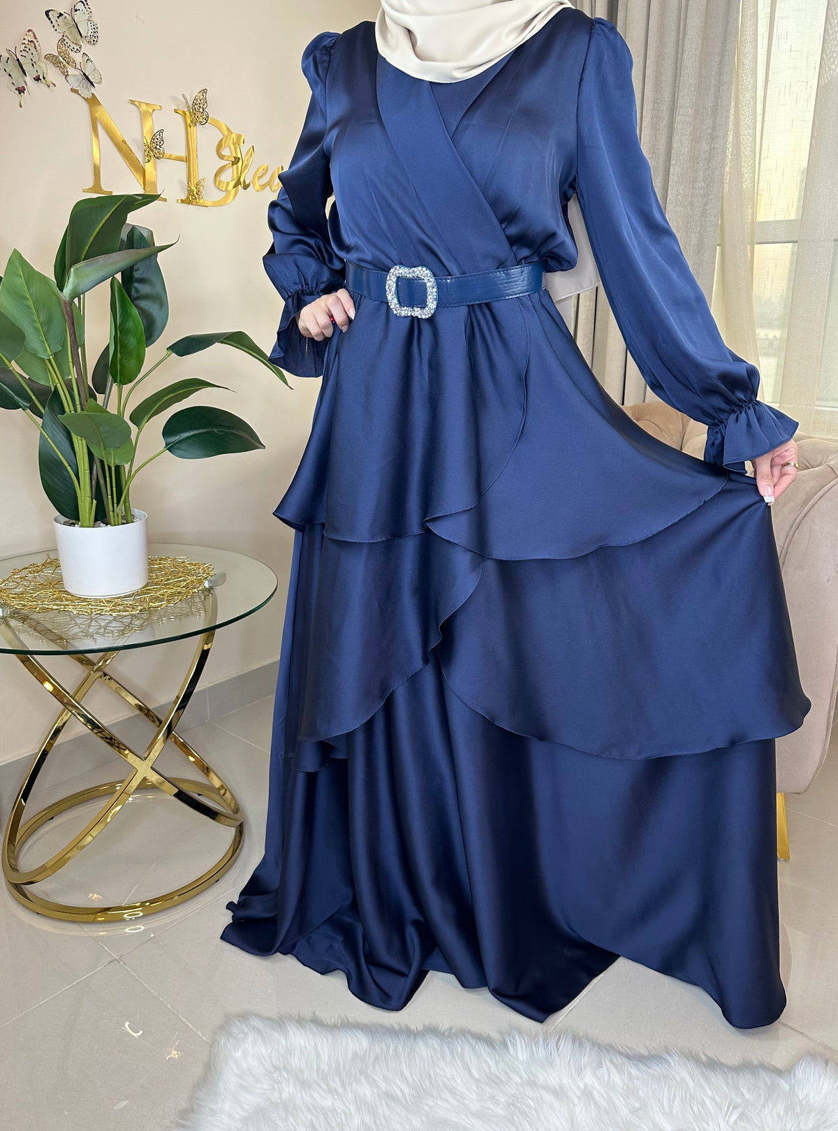 Maxi satin dress with long sleeve